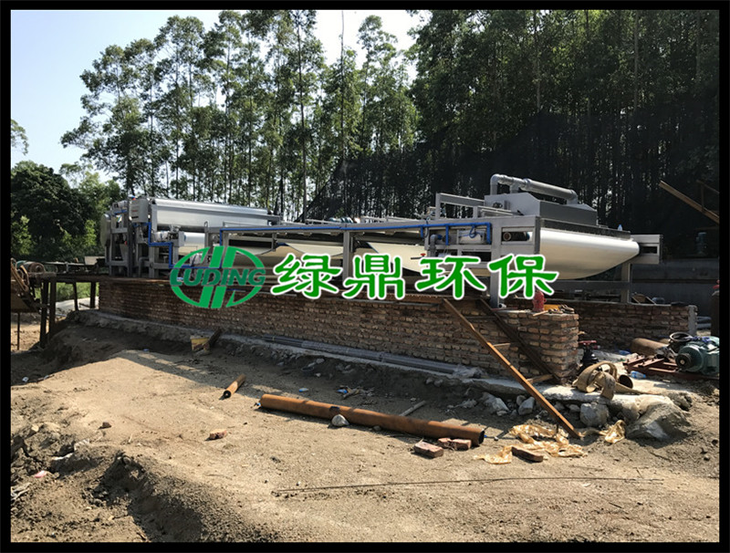 福建洗沙泥漿帶式壓濾機(jī)安裝現(xiàn)場 5